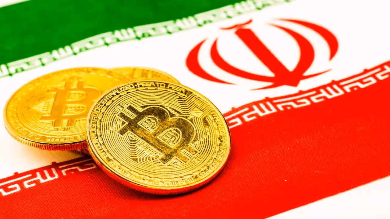 نمادهای تتر و بیت‌کوین در کنار تجارت خارجی ایران؛ کریپتو در شرایط تحریم به یکی از مسیرهای جایگزین انتقال پول تبدیل شده است