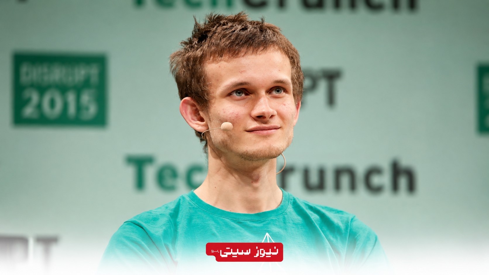 آپدیت جدید اتریوم: انجام 64 کار با یک تراکنش و کیف پولهای سادهتر 1 ویتالیک بوترین (Vitalik Buterin)، همبنیانگذار اتریوم، در حال سخنرانی روی صحنهی یک رویداد فناوری با میکروفون هدست