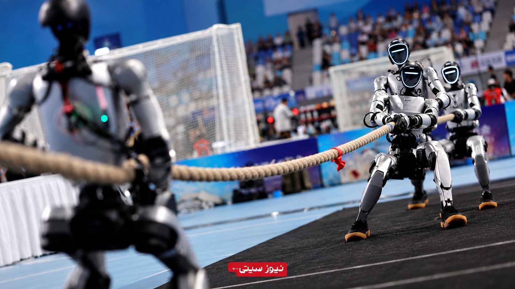 ربات‌های انسان‌نمای Unitree مجهز به سیستم BAAI THOR در مسابقه طناب‌کشی World Humanoid Robot Games 2026 در پکن