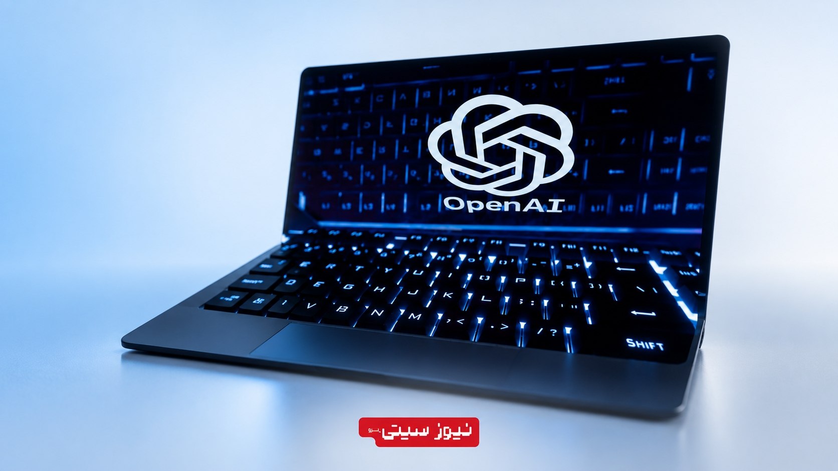  لپ‌تاپ با لوگوی OpenAI روی نمایشگر در پس‌زمینه آبی