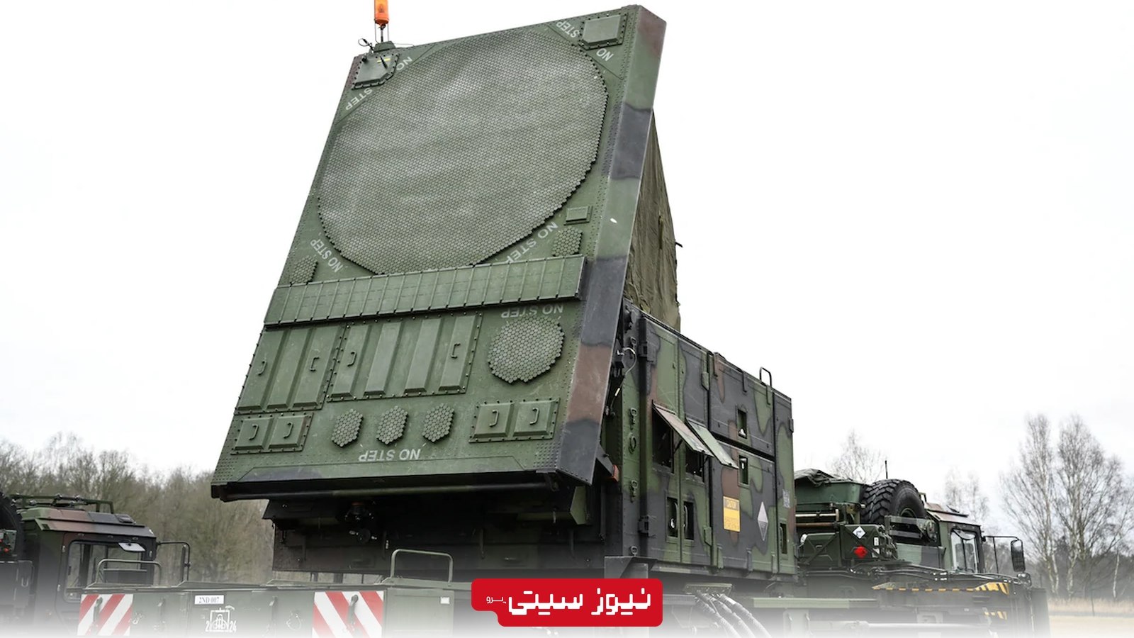 رادار متحرک سامانه پدافند هوایی Patriot پیش از انتقال از آلمان به لهستان، نصب‌شده روی خودروی نظامی