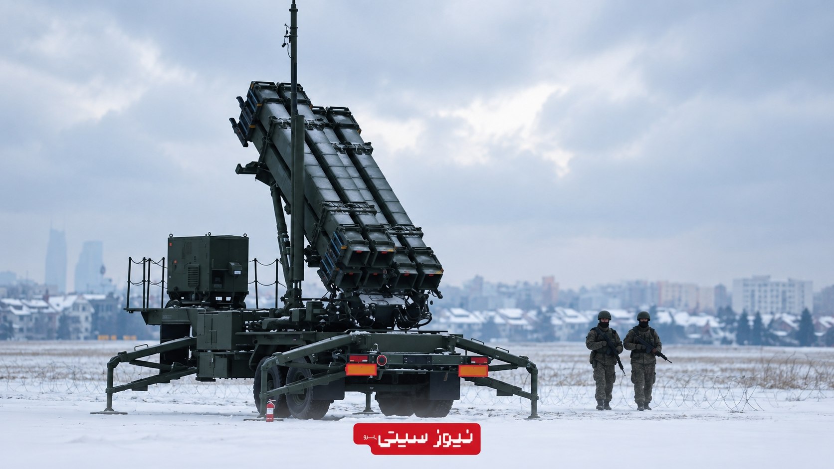 سامانه پدافند هوایی Patriot در جریان آموزش نظامی لهستان در فرودگاه ورشو با حضور نیروهای نظامی در کنار لانچر موشکی