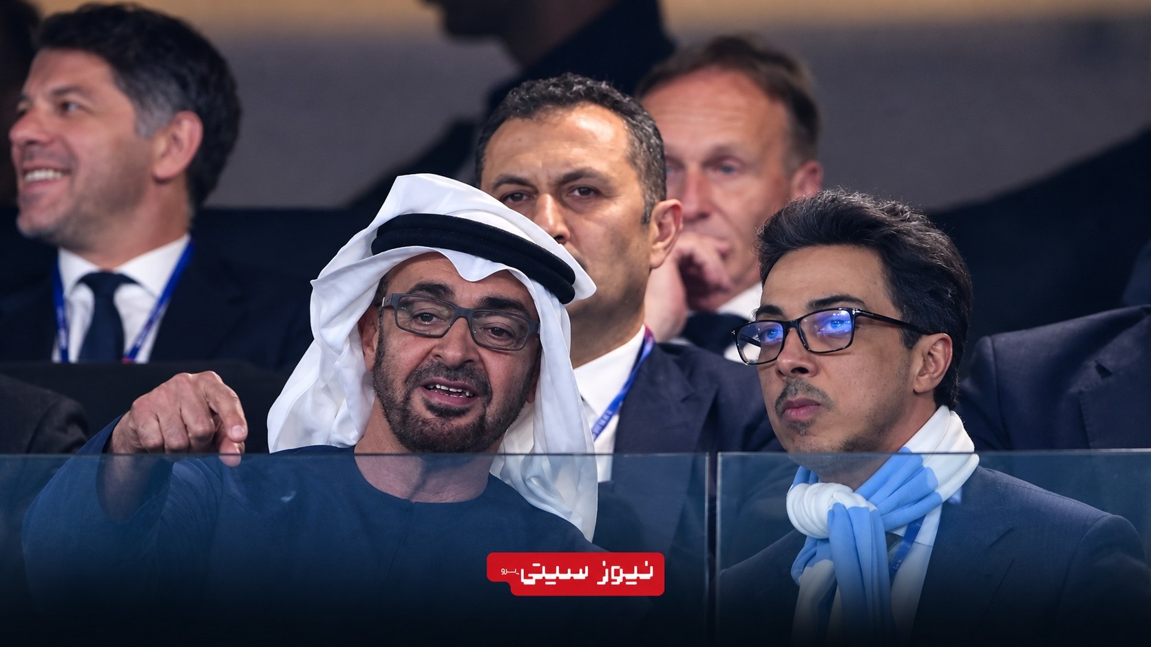 شیخ منصور بن زاید آل نهیان در کنار شیخ محمد بن زاید آل نهیان، رئیس امارات، هنگام تماشای یک مسابقه در سال 2023
