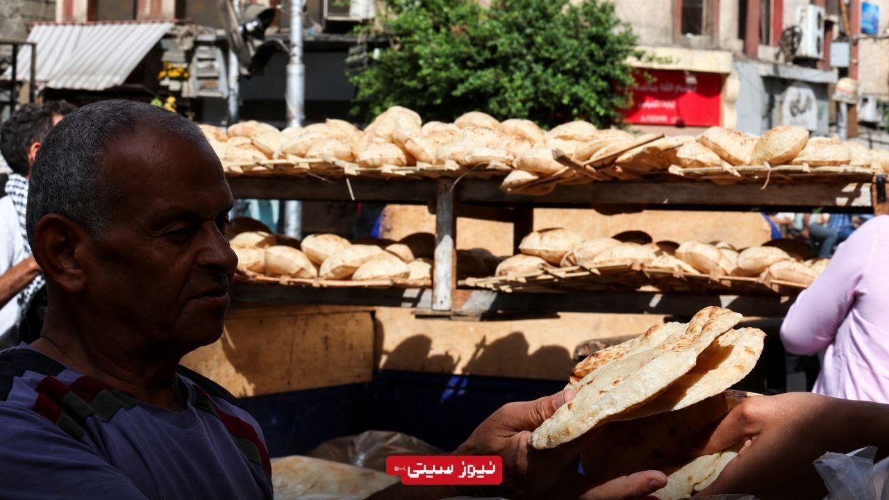 هشدار دربارهی موج جدید گرانی مواد غذایی در جهان؛ تورم تا سال 2027 ادامه دارد؟ 1 فروش نان سنتی در بازار قاهره مصر؛ افزایش هزینه واردات گندم در پی اختلال در صادرات غلات دریای سیاه و مسیرهای حملونقل دریای سرخ.