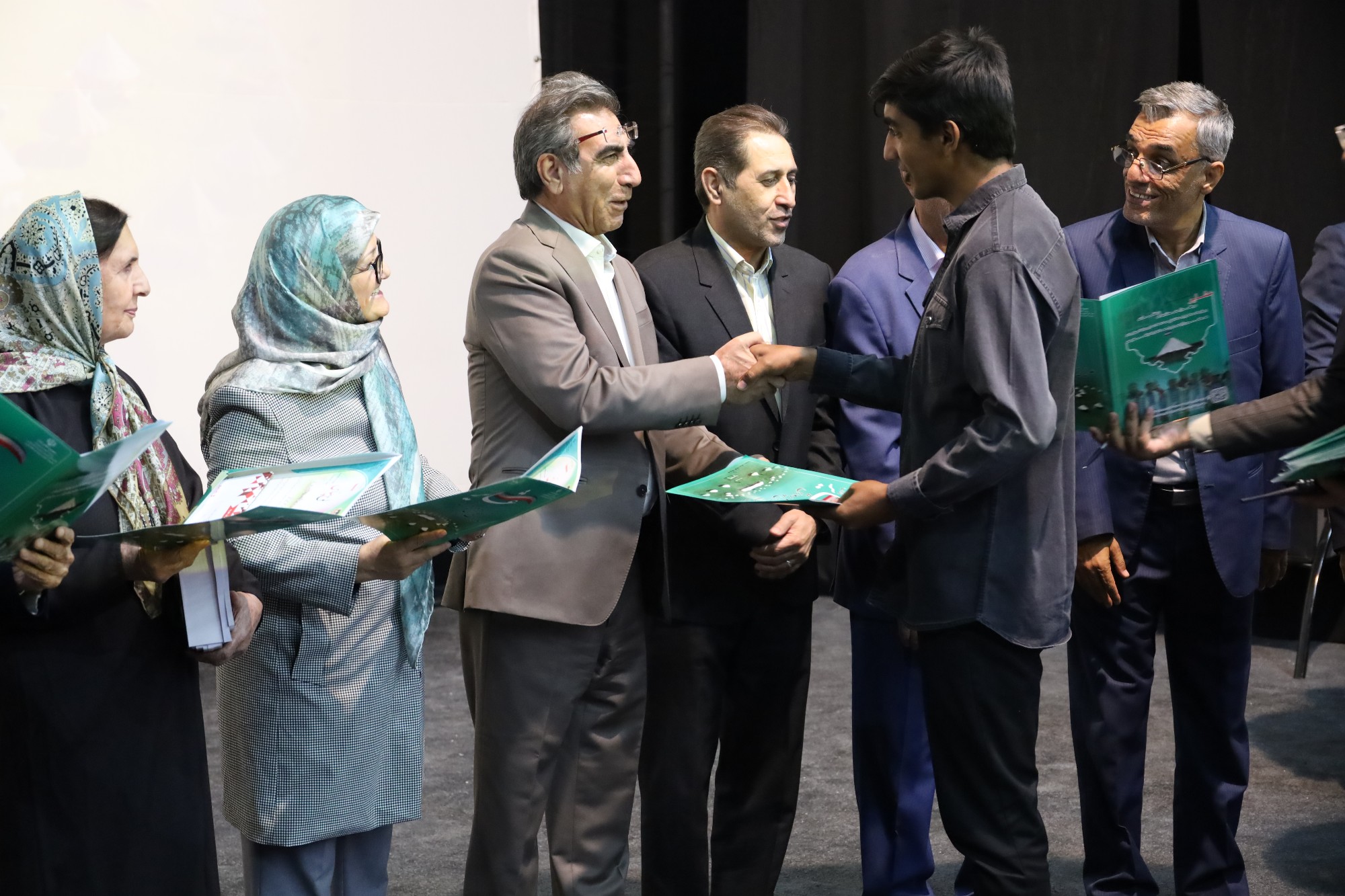 تقدیر و قدردانی از دانش آموزان برتر عشایری فارس